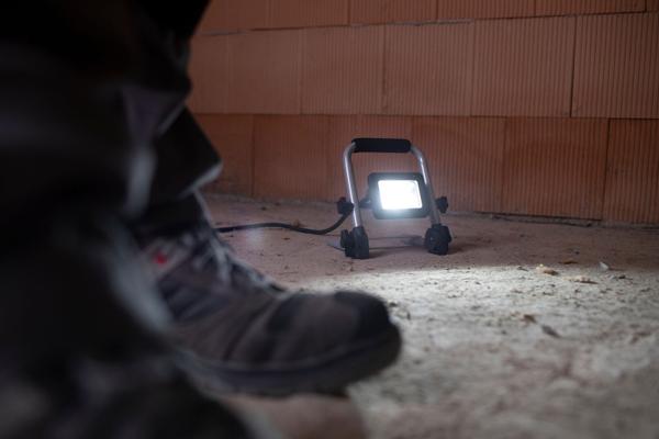 PROJECTEUR LED MOBILE 10W 1150 LUMEN IP65